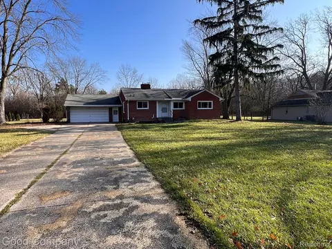 28110 Wildwood Trl, Farmington Hills, MI 48336