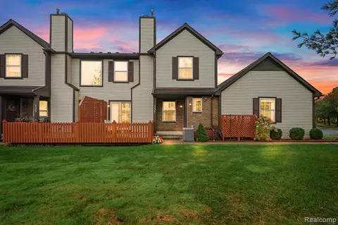 237 Barrington Cir, Lake Orion, MI 48360