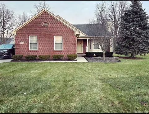 4485 Pebble Creek Blvd, Grand Blanc, MI 48439