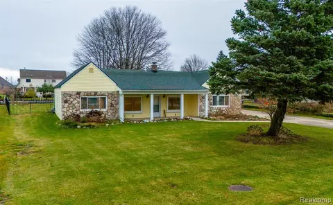 39468 E Archer Dr, Harrison Township, MI 48045