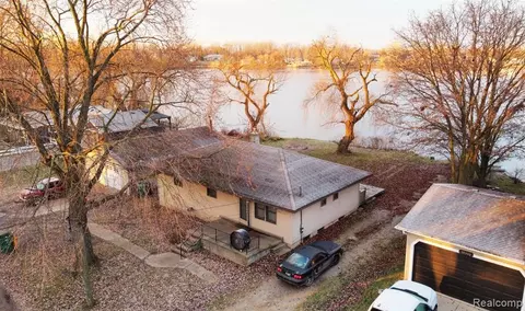 36006 Ruth St, Rockwood, MI 48173