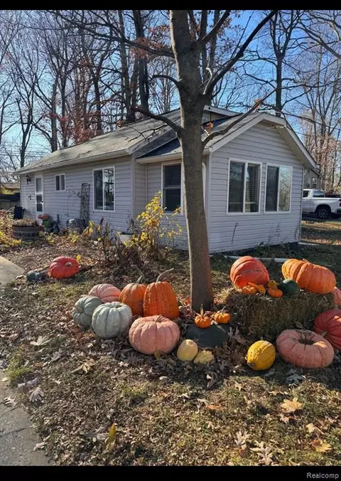 6281 Waldon Rd, Clarkston, MI 48346