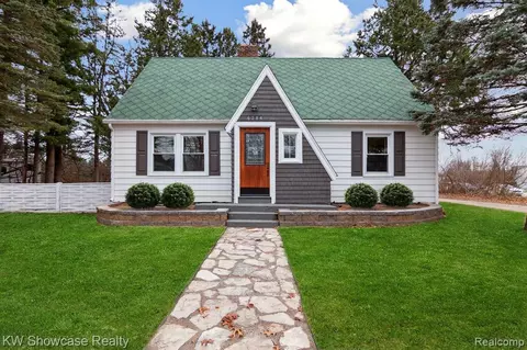 6284 Silver Lake Rd, Linden, MI 48451