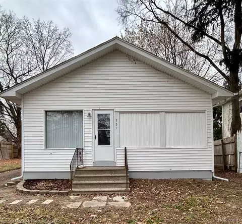 751 Crescent Lake Rd, Waterford, MI 48327