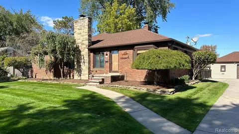22425 Alexander St, Saint Clair Shores, MI 48081