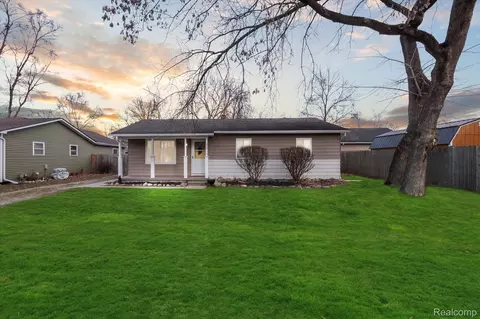 425 Sherwood Crt Ct, Holly, MI 48442