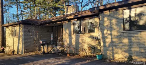 1240 Nakomis Trl, Lake Orion, MI 48362