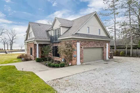 1 Island Ct, Grosse Pointe, MI 48230