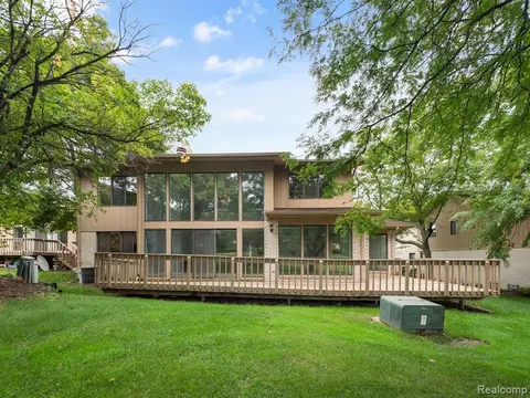 1728 Saint Johns Ct, Bloomfield Hills, MI 48302
