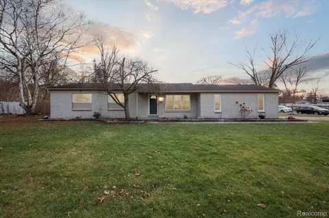 5821 Pleasant Dr, Waterford, MI 48329