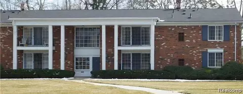 448 Fox Hills Dr S #2, Bloomfield Hills, MI 48304