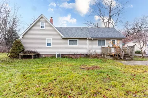 2694 Chrysler Ave, Waterford, MI 48328