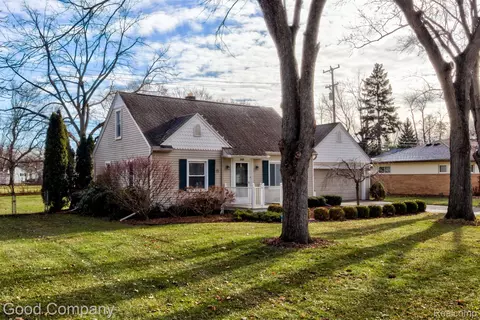 140 Woodland Dr, South Lyon, MI 48178