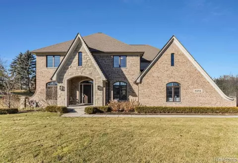 5151 Springdale Ct, Clarkston, MI 48348