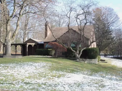 16742 Rougeway St, Livonia, MI 48154