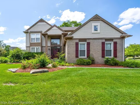5013 Knollcrest Crt Ct, Commerce, MI 48382