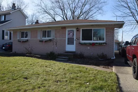 29155 Mcdonald St, Roseville, MI 48066