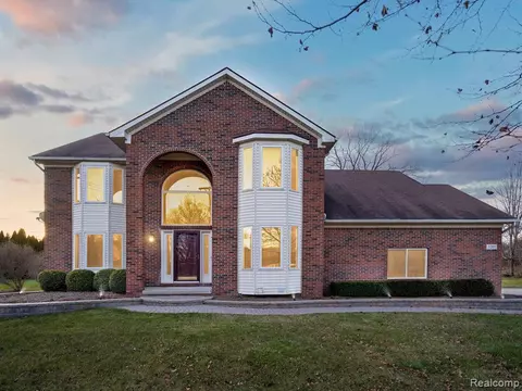 3201 Rhode Island Dr, Troy, MI 48083