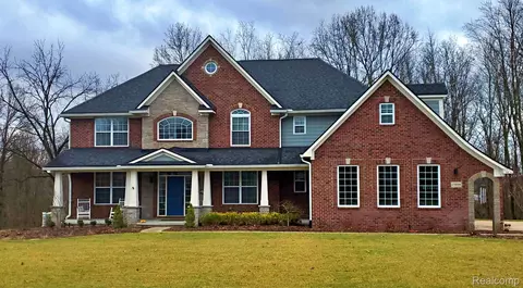 13898 Forest Ridge Cir, Green Oak, MI 48178