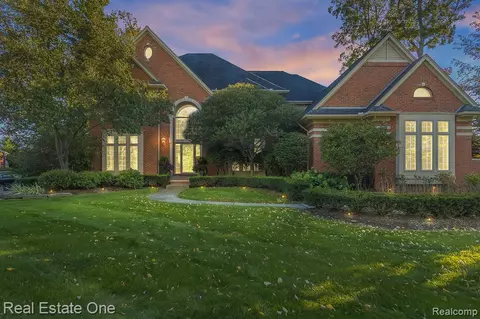 6957 Oakhurst Ridge Rd, Clarkston, MI 48348
