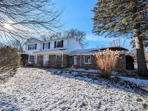 90 Canterbury Trail Dr, Rochester Hills, MI 48309