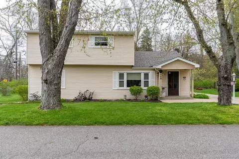 4045 Echo Dr, West Bloomfield, MI 48323