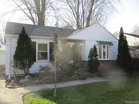 27650 Wisteria St, Harrison Township, MI 48045