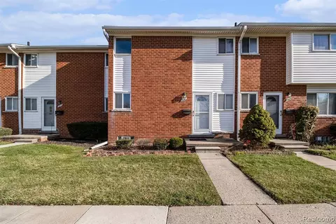 8646 Kaltz St, Center Line, MI 48015