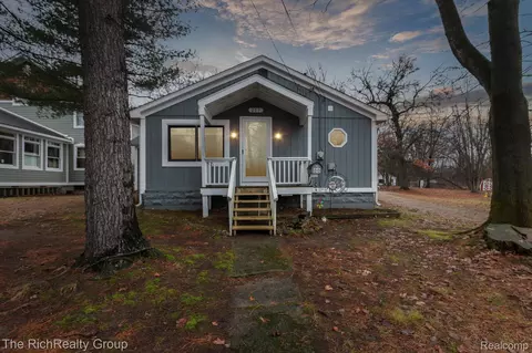 209 Park Ave, Holly, MI 48442