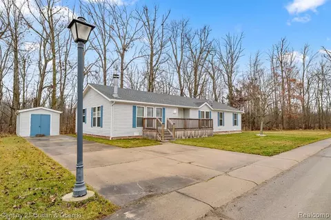 30007 Meadow Ln, Gibraltar, MI 48173