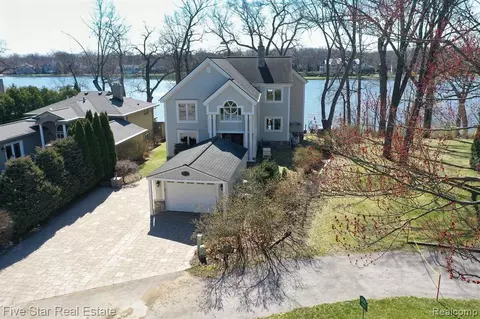 3570 Edgewood Park Dr, Commerce Twp, MI 48382