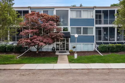 2419 Riverside Dr #202C, Trenton, MI 48183