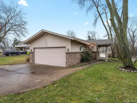3585 Lakeview Dr, Highland, MI 48356