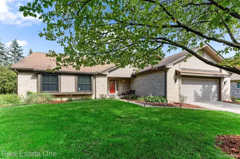 5576 Cheltenham Dr, Troy, MI 48098