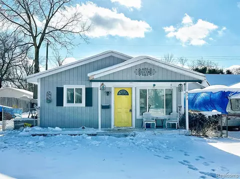 973 Lakeview St, Waterford, MI 48328