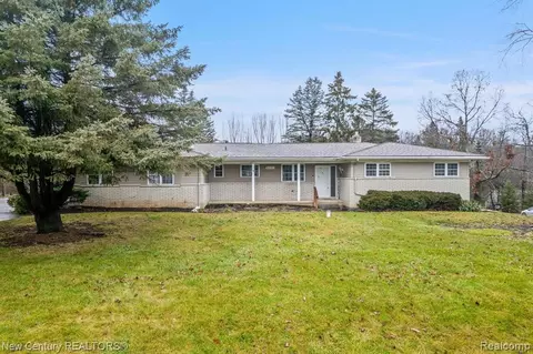 6210 Waldon Rd, Clarkston, MI 48346