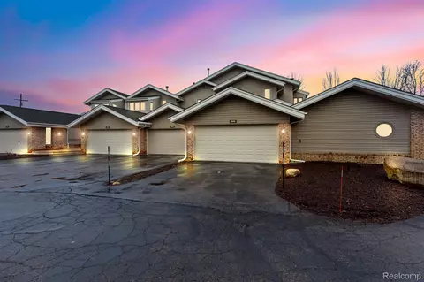 21096 Boulder Cir, Northville, MI 48167