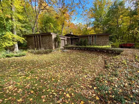 37972 Tralee Trl, Northville, MI 48167