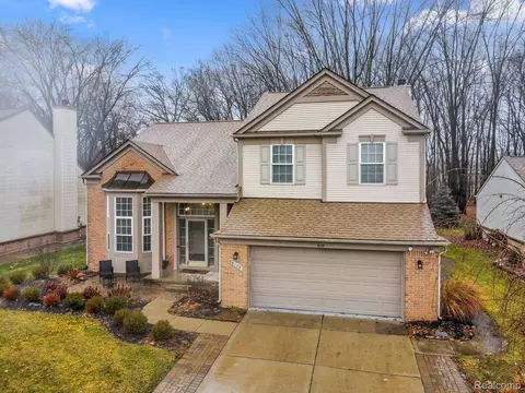 8179 Creekside Dr, Westland, MI 48185