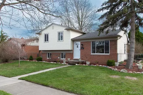 22335 Larch St, Woodhaven, MI 48183