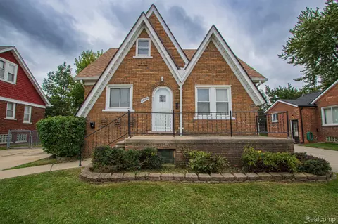 22980 Pleasant St, Saint Clair Shores, MI 48080