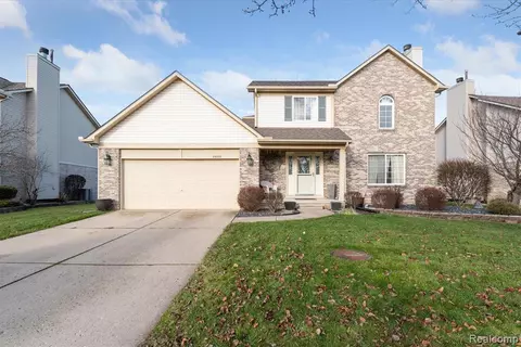 25088 Weeping Willow Dr, Flat Rock, MI 48134