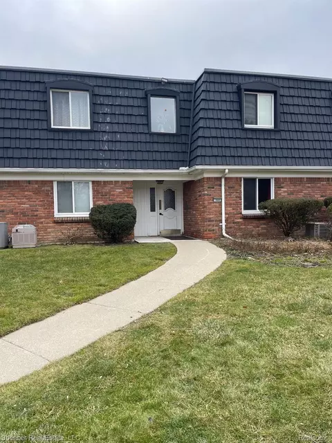 1800 Colonial Village Way #3, Waterford, MI 48328