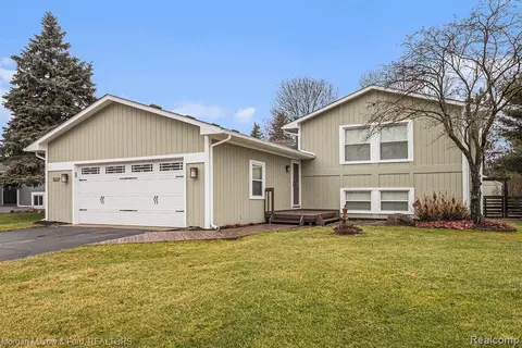 5337 Weston Ct, Commerce Twp, MI 48382