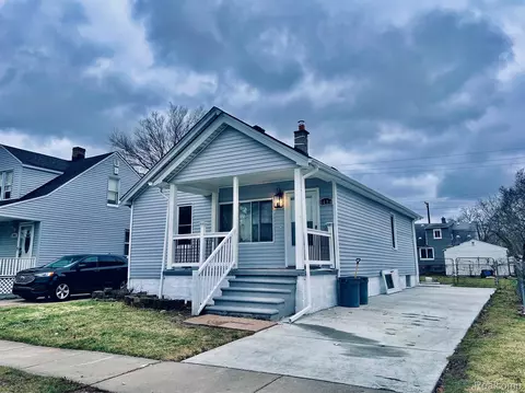 8484 Chalmers Ave, Warren, MI 48089