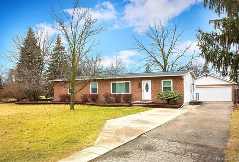 10255 Bassett St, Livonia, MI 48150