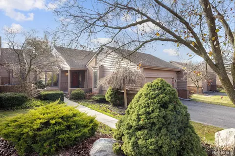 35557 Lark Harbor Crt Ct, Farmington Hills, MI 48335