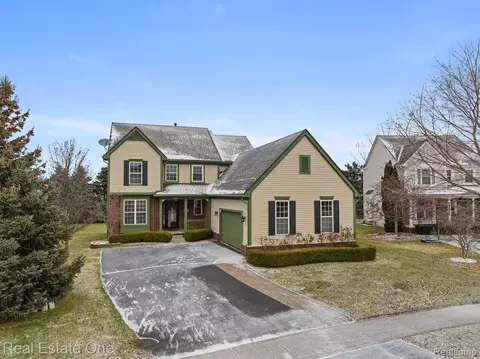 384 Franklin Lake Cir, Oxford, MI 48371