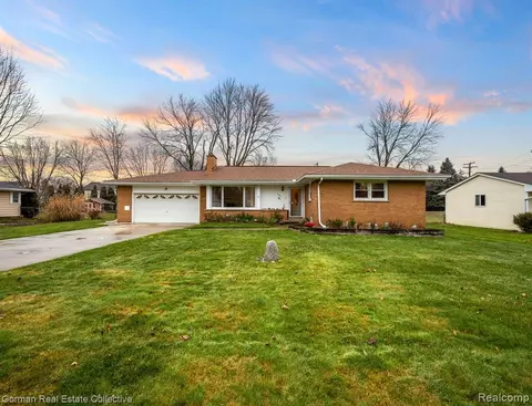 195 Hiram St, Lake Orion, MI 48360