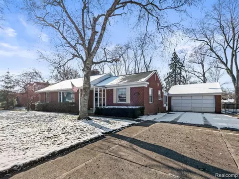 2000 Woodland Ave, Sylvan Lake, MI 48320